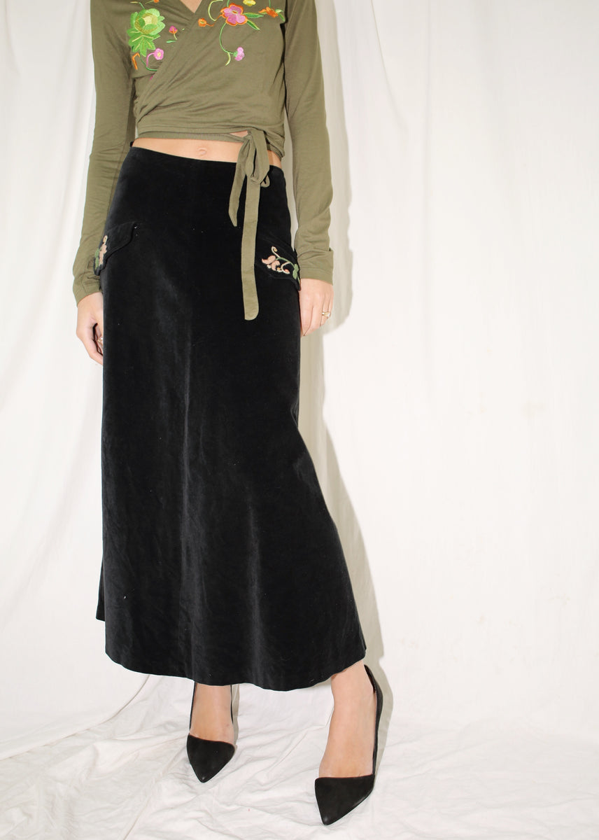 VINTAGE BLACK VELVET MAXI SKIRT WITH FLOWER DETAIL XS Singulier MTL