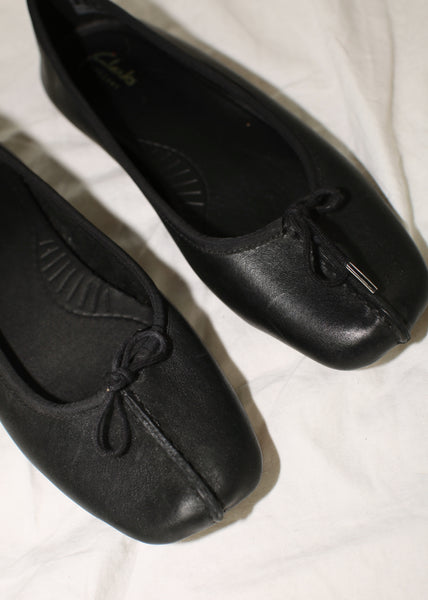 VINTAGE CLARKS BLACK LEATHER BALLET FLATS (8)