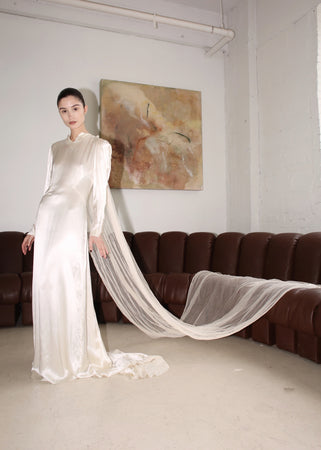 VINTAGE ART DECO SILK WEDDING DRESS WITH EXTRA LONG TULLE SHOULDER VEIL, 30's (XS)