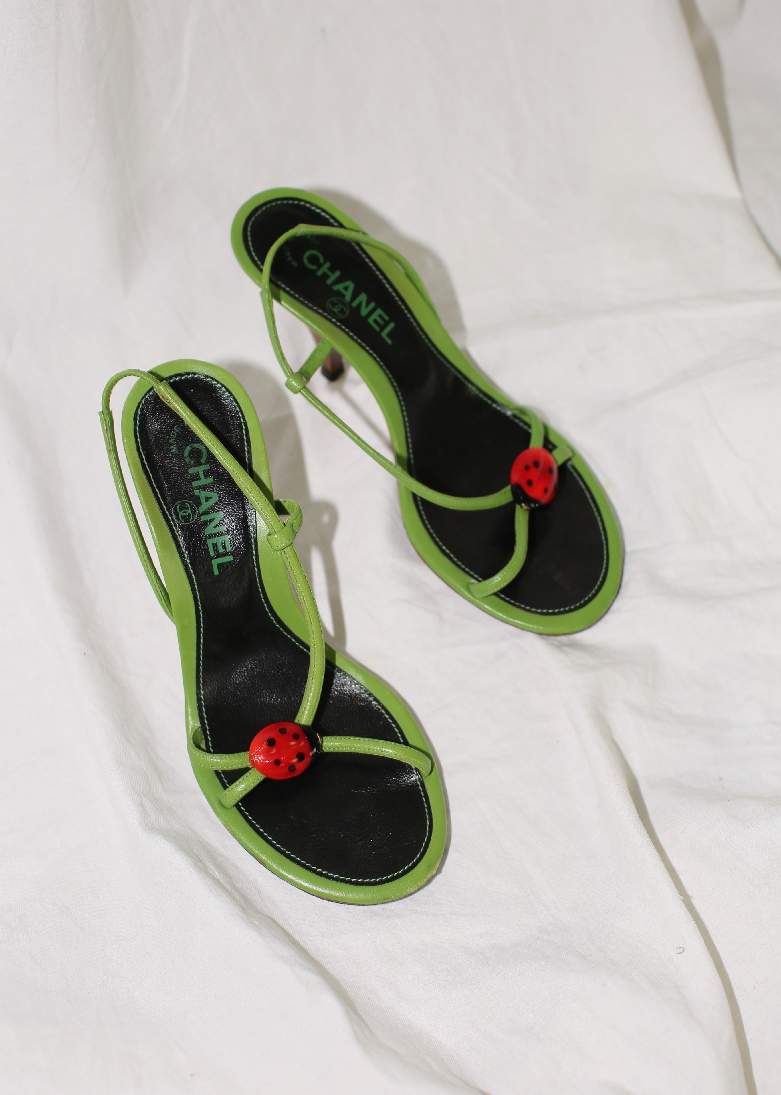 靴 Vintage Chanel Ladybug Sandals stunnining rare chanel vintage ladybug sandals— not in one